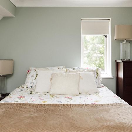 Beautiful Apartment In Guildford With Parking Send 외부 사진