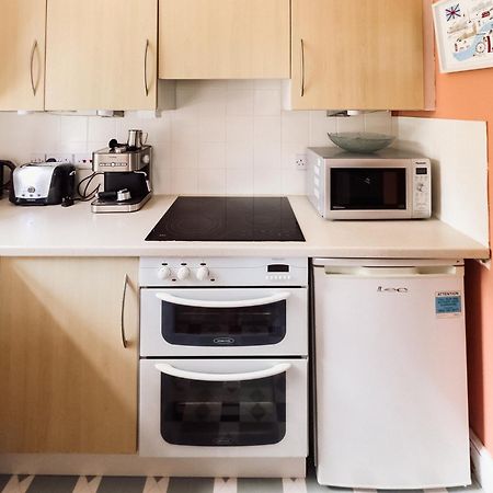 Beautiful Apartment In Guildford With Parking Send 외부 사진