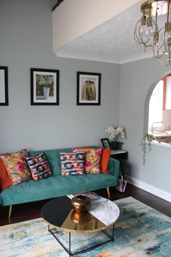 Beautiful Apartment In Guildford With Parking Send 외부 사진