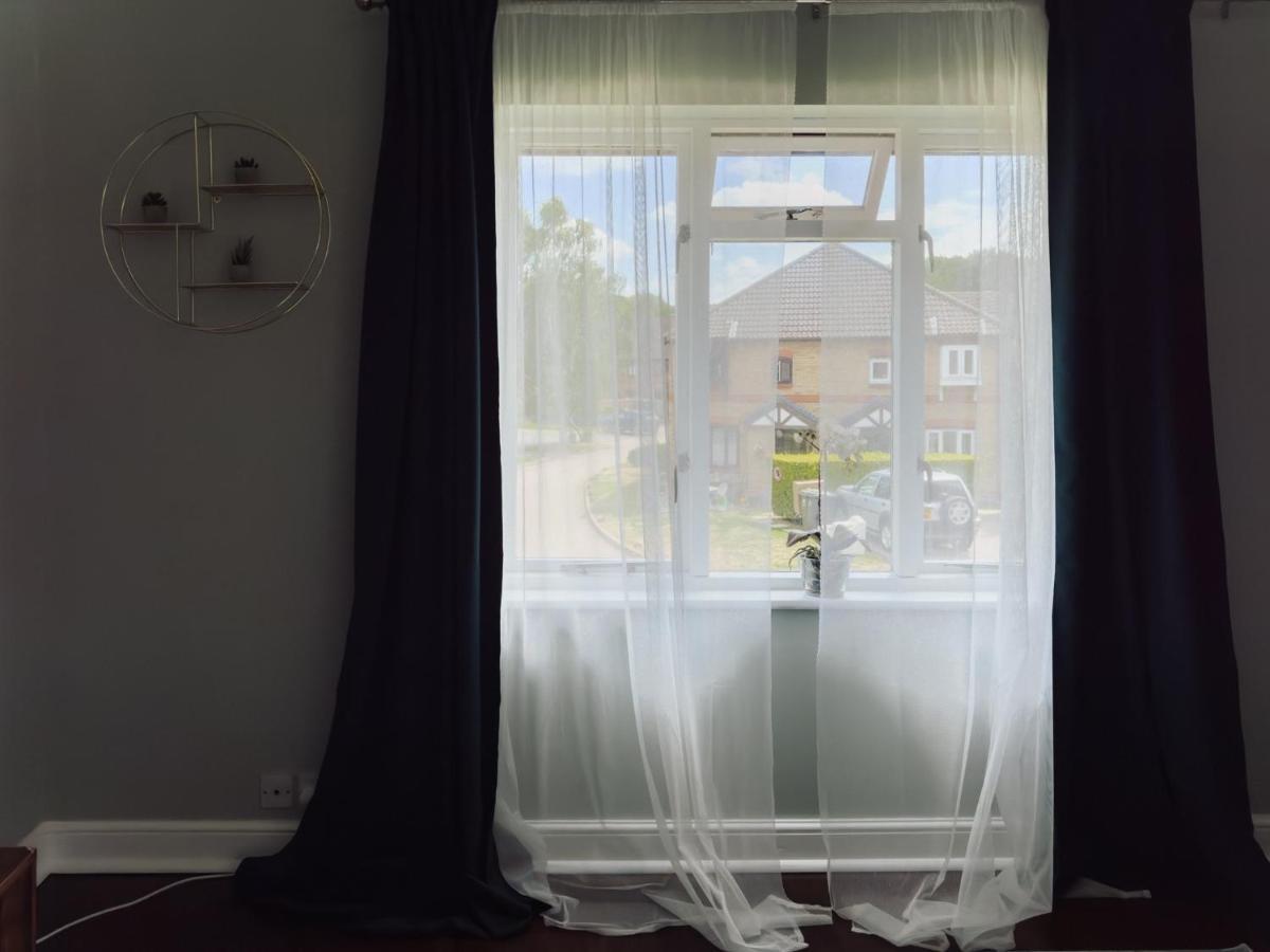 Beautiful Apartment In Guildford With Parking Send 외부 사진