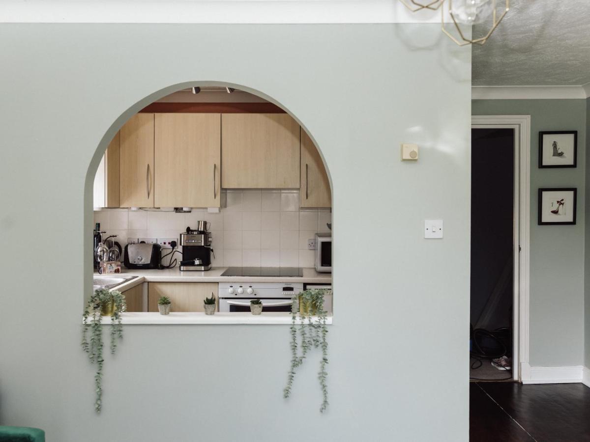 Beautiful Apartment In Guildford With Parking Send 외부 사진