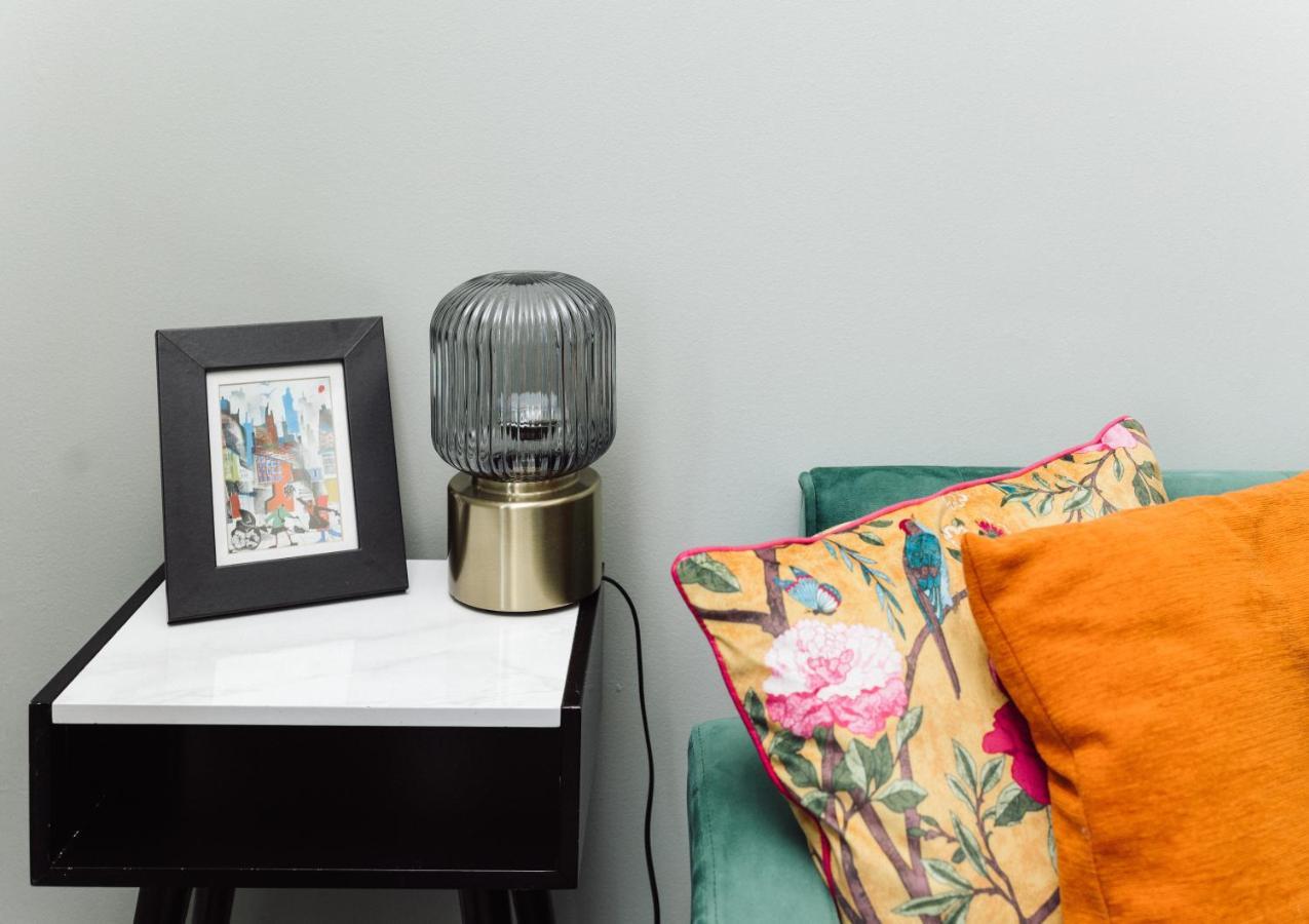 Beautiful Apartment In Guildford With Parking Send 외부 사진