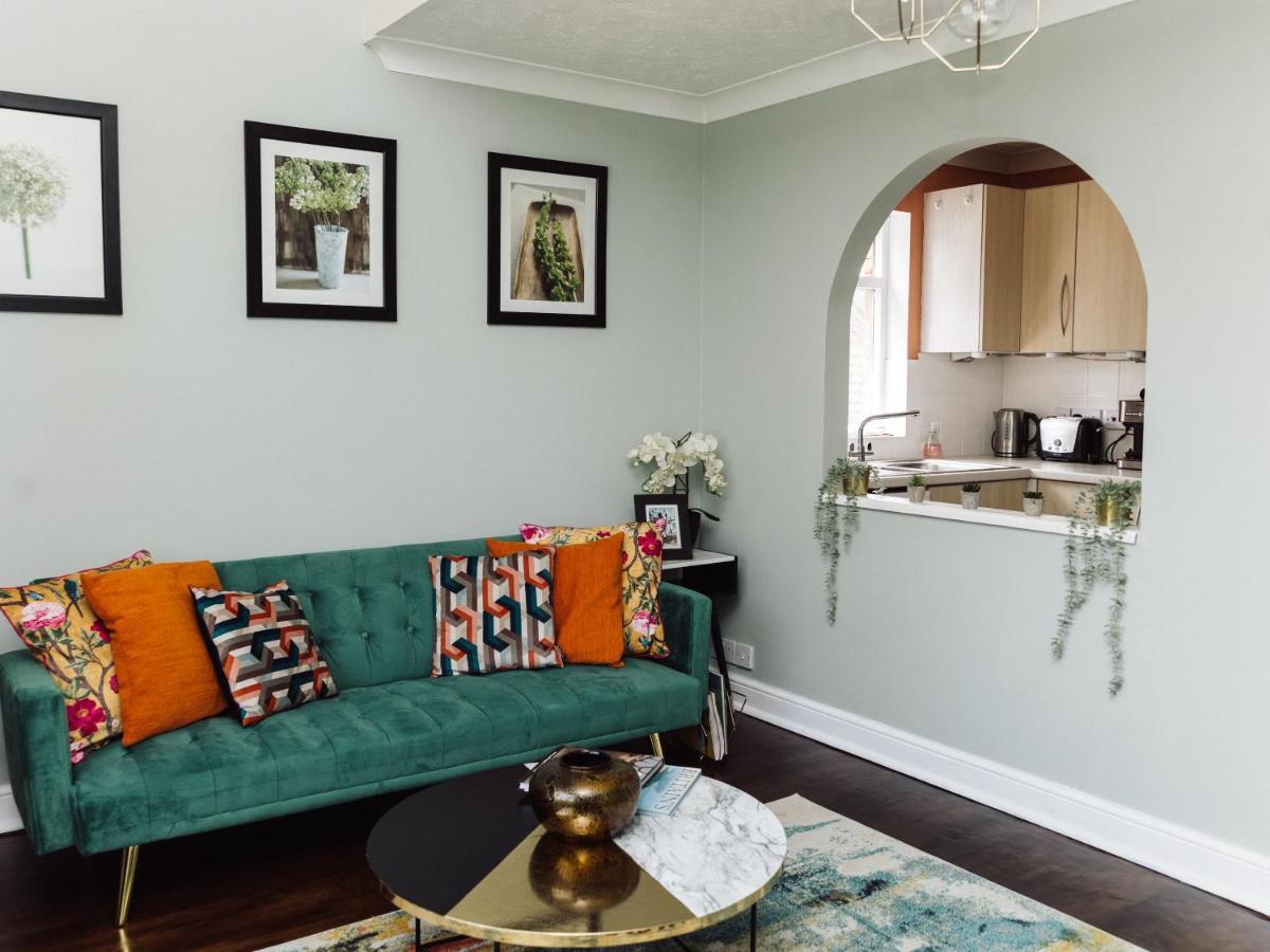 Beautiful Apartment In Guildford With Parking Send 외부 사진