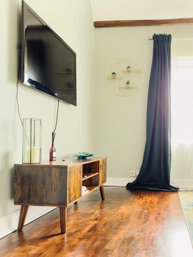 Beautiful Apartment In Guildford With Parking Send 외부 사진