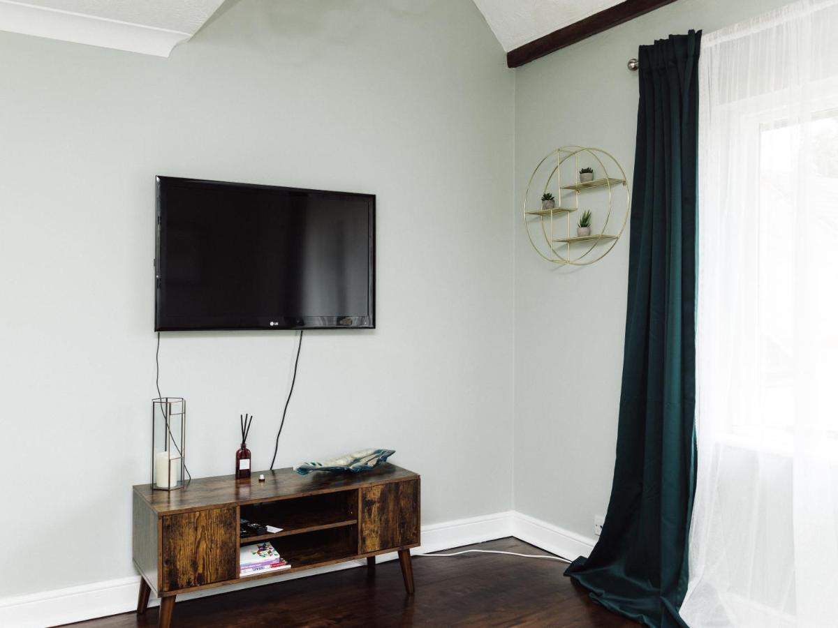 Beautiful Apartment In Guildford With Parking Send 외부 사진
