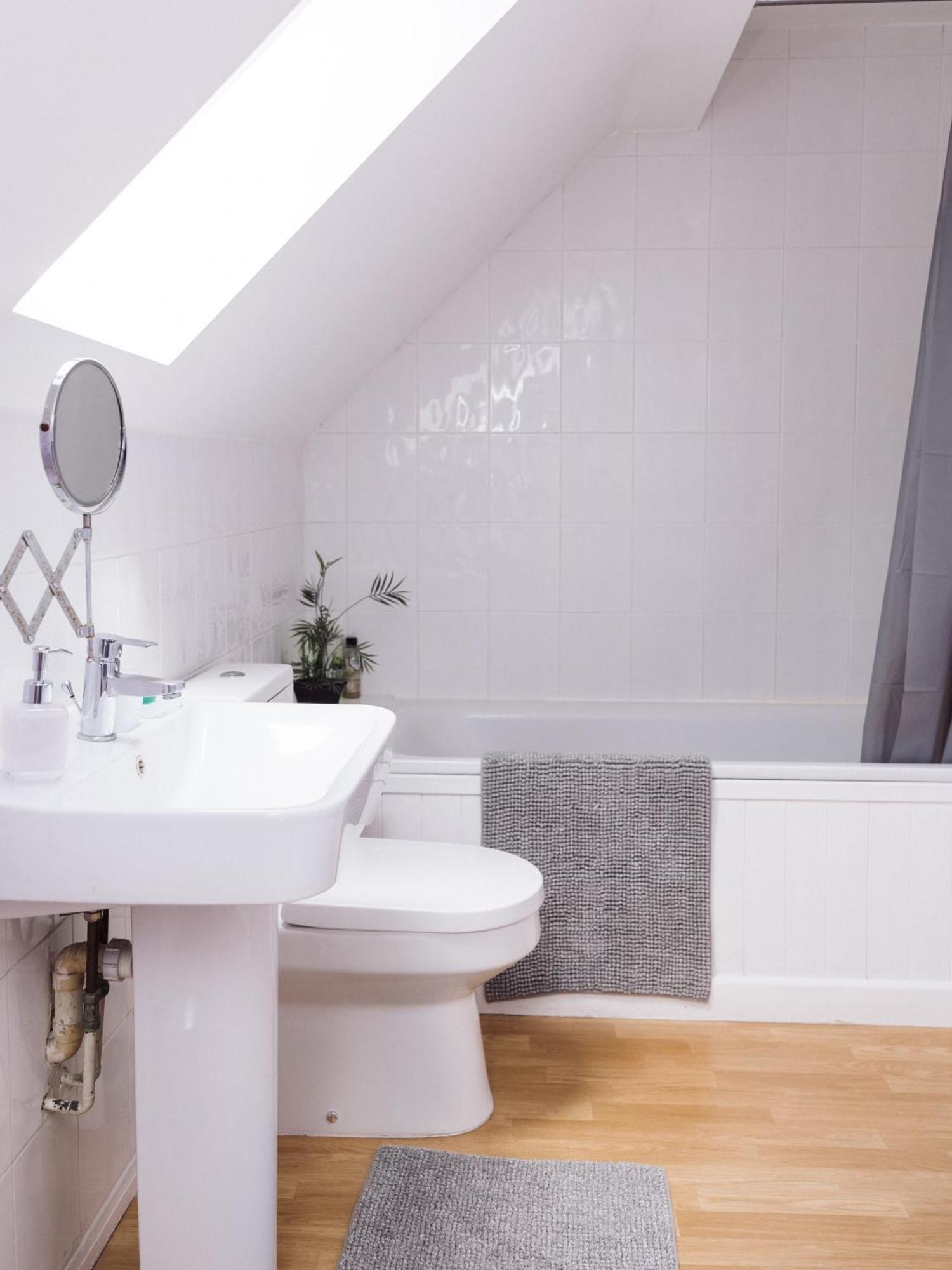 Beautiful Apartment In Guildford With Parking Send 외부 사진