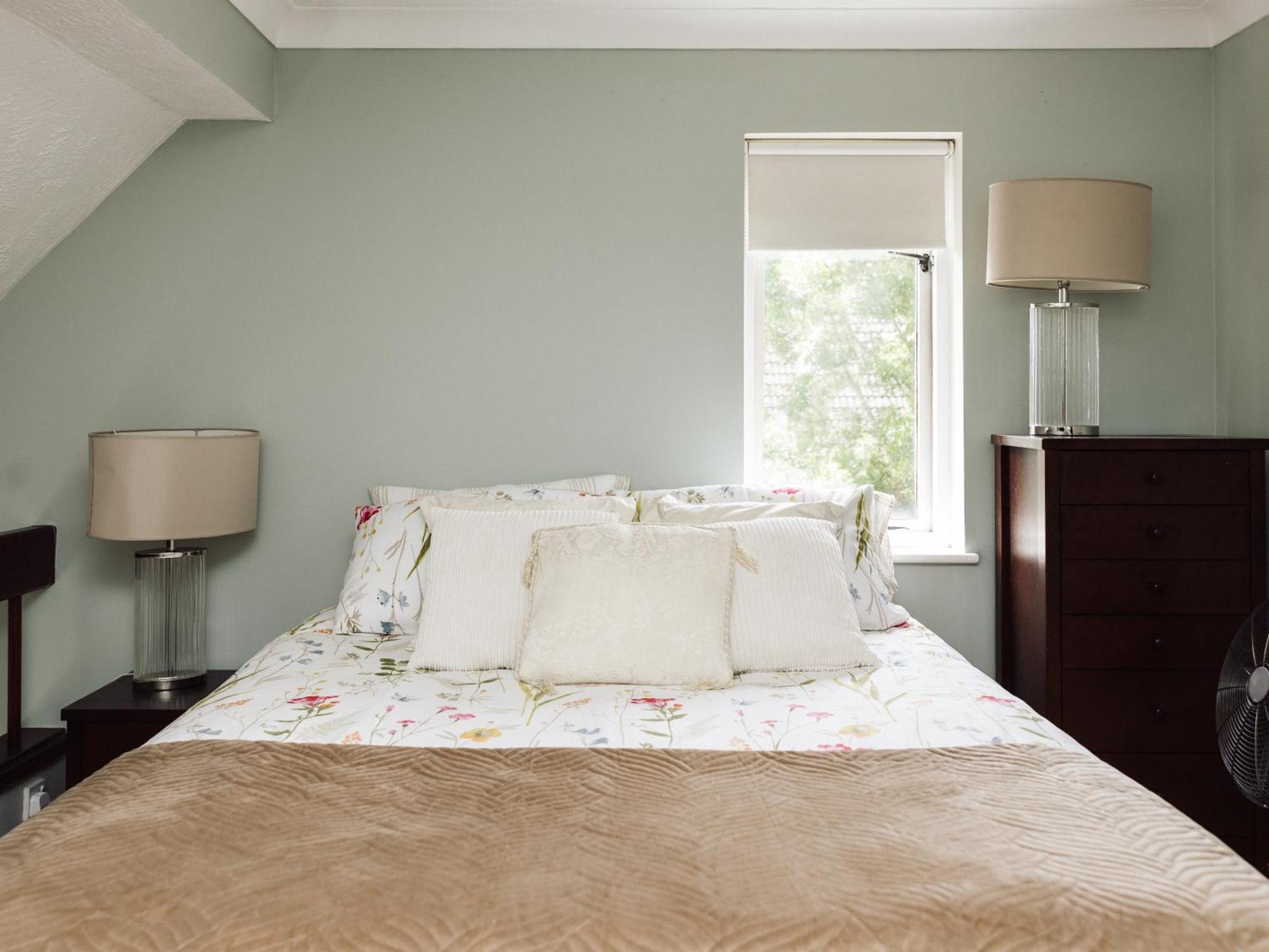 Beautiful Apartment In Guildford With Parking Send 외부 사진