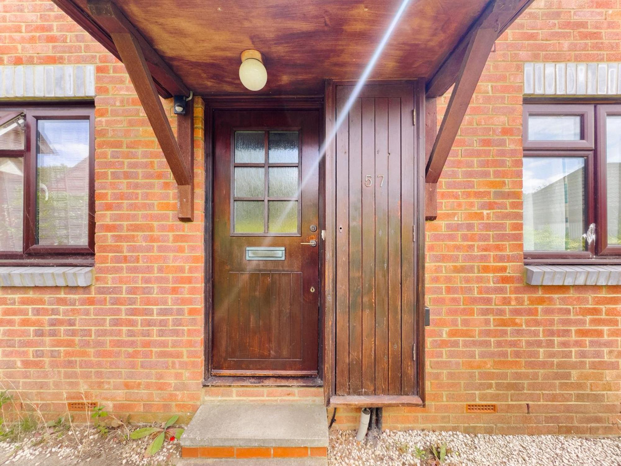 Beautiful Apartment In Guildford With Parking Send 외부 사진