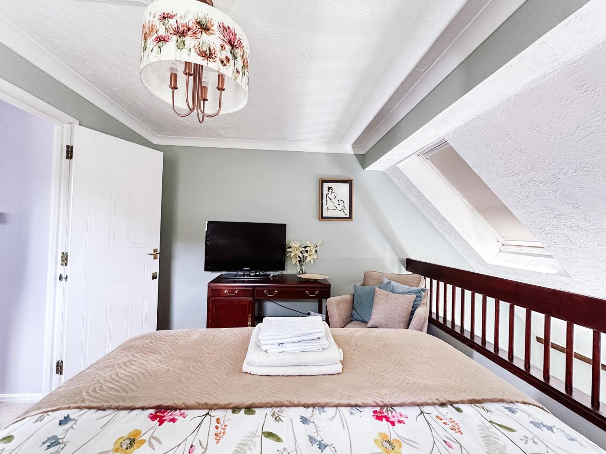 Beautiful Apartment In Guildford With Parking Send 외부 사진