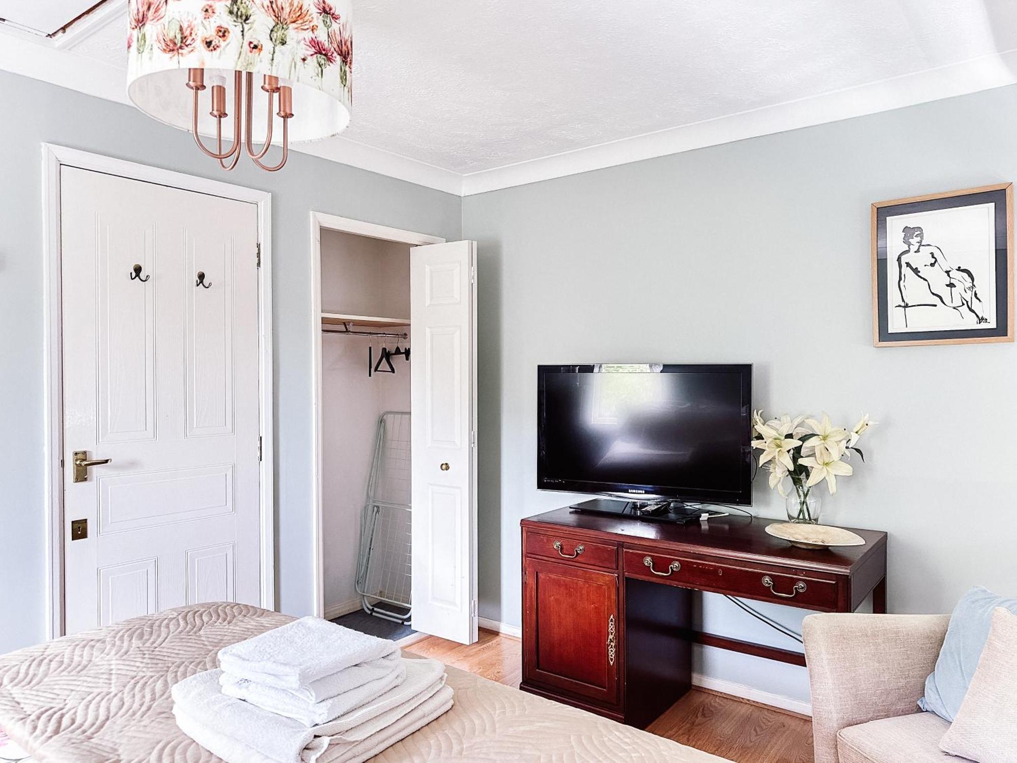 Beautiful Apartment In Guildford With Parking Send 외부 사진