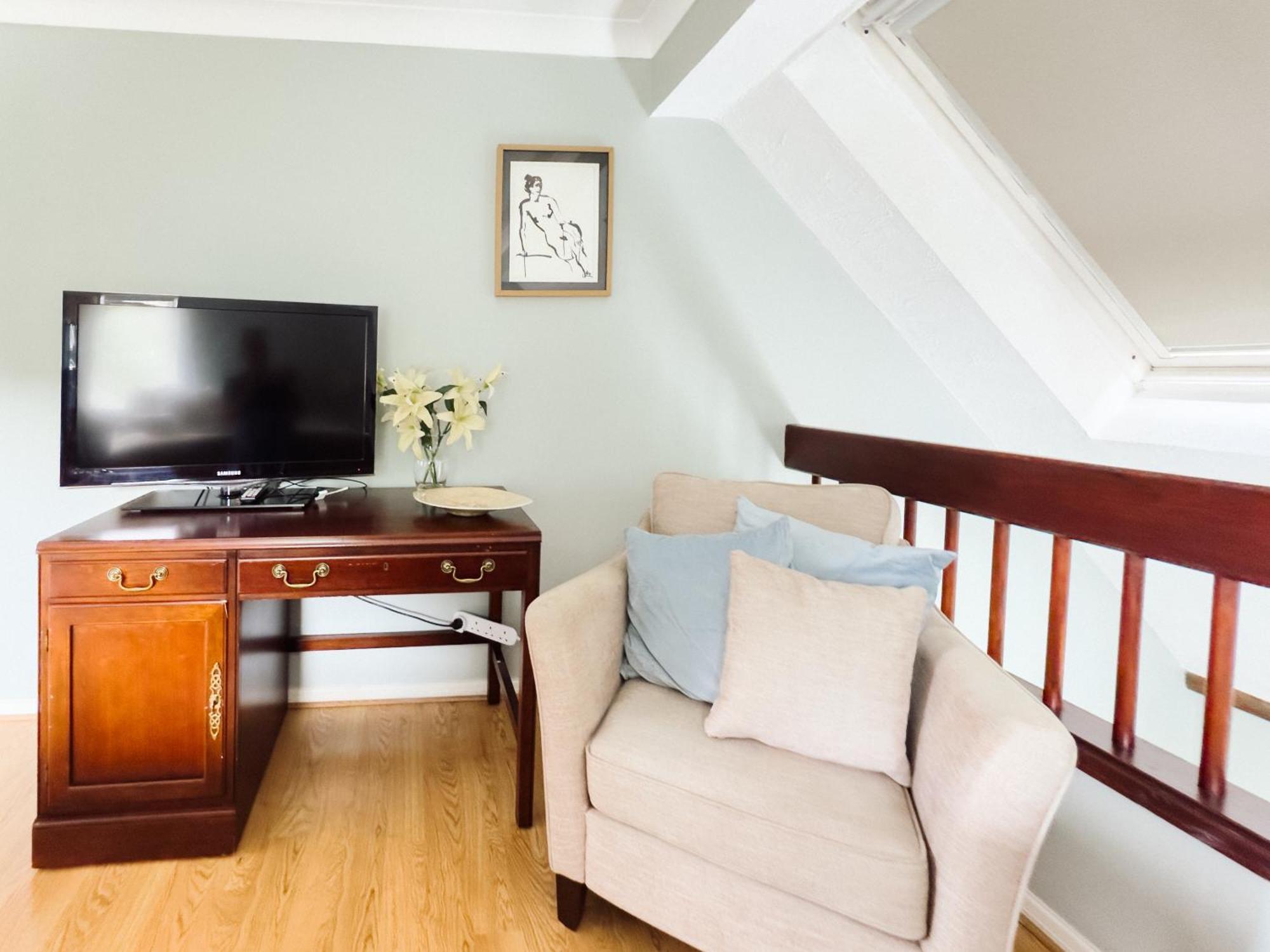Beautiful Apartment In Guildford With Parking Send 외부 사진
