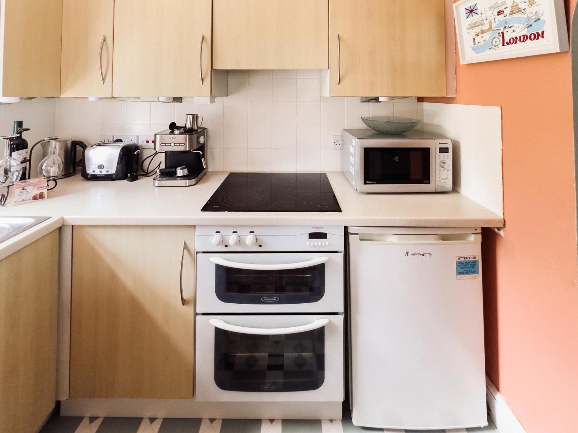 Beautiful Apartment In Guildford With Parking Send 외부 사진