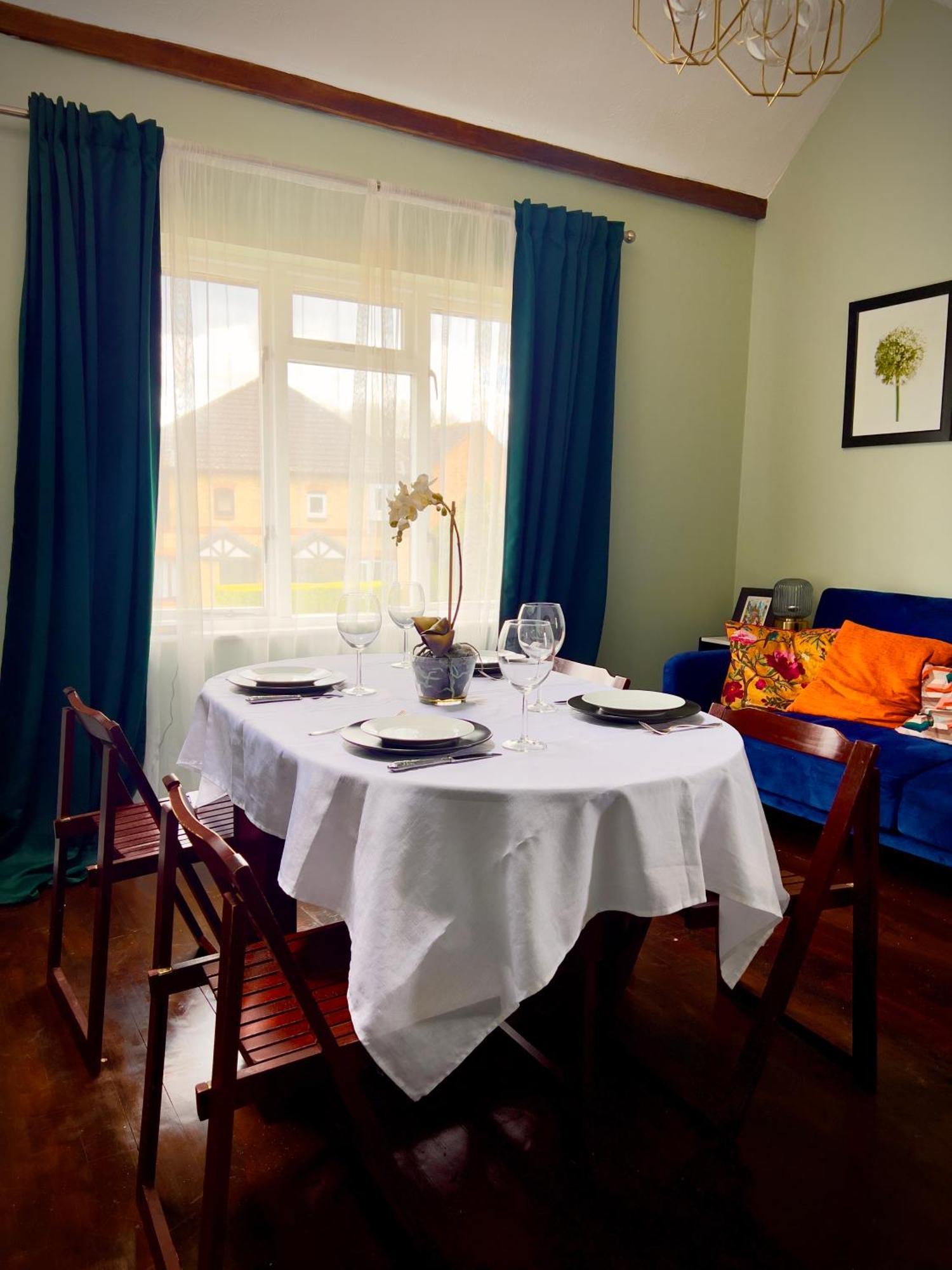 Beautiful Apartment In Guildford With Parking Send 외부 사진