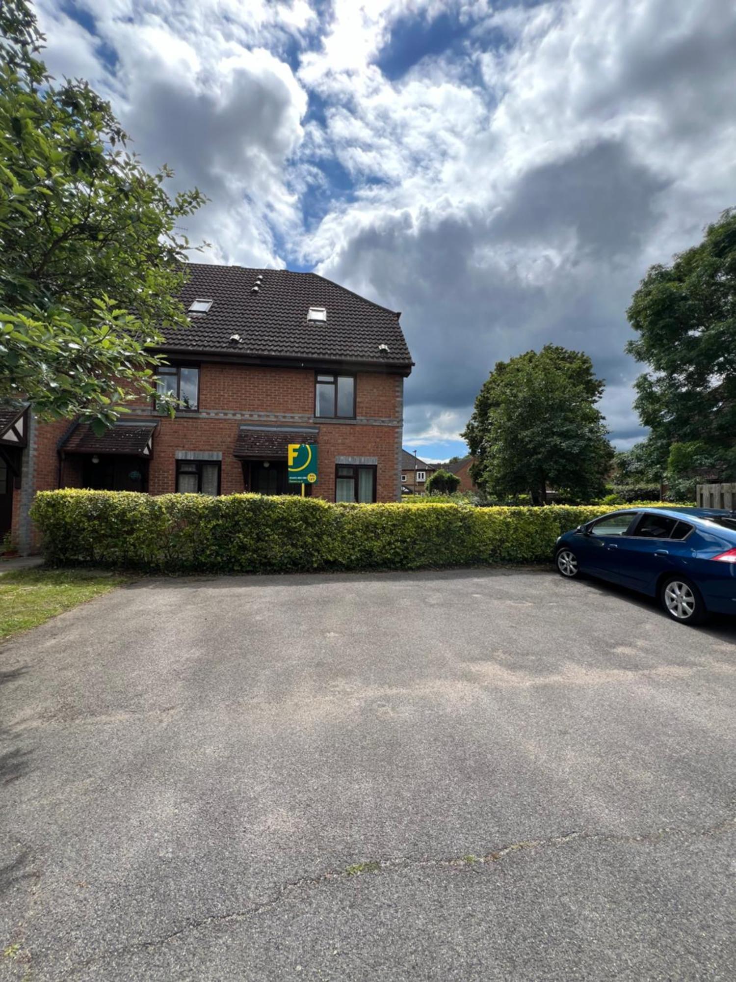 Beautiful Apartment In Guildford With Parking Send 외부 사진